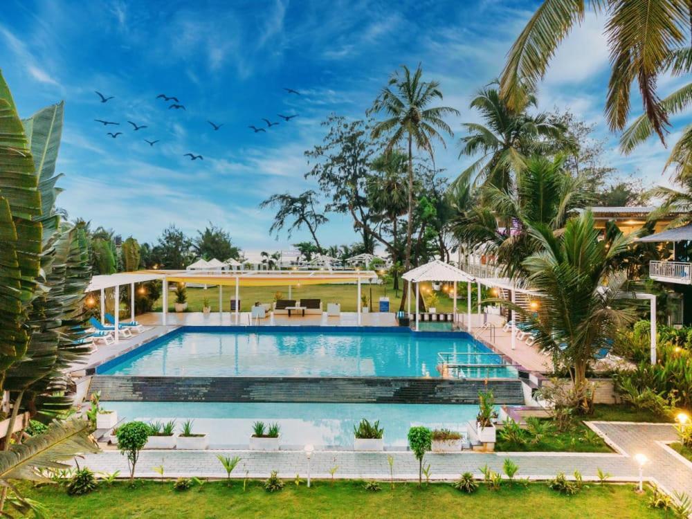 Foxoso La Beach Resort & Spa Goa Velha Exterior foto