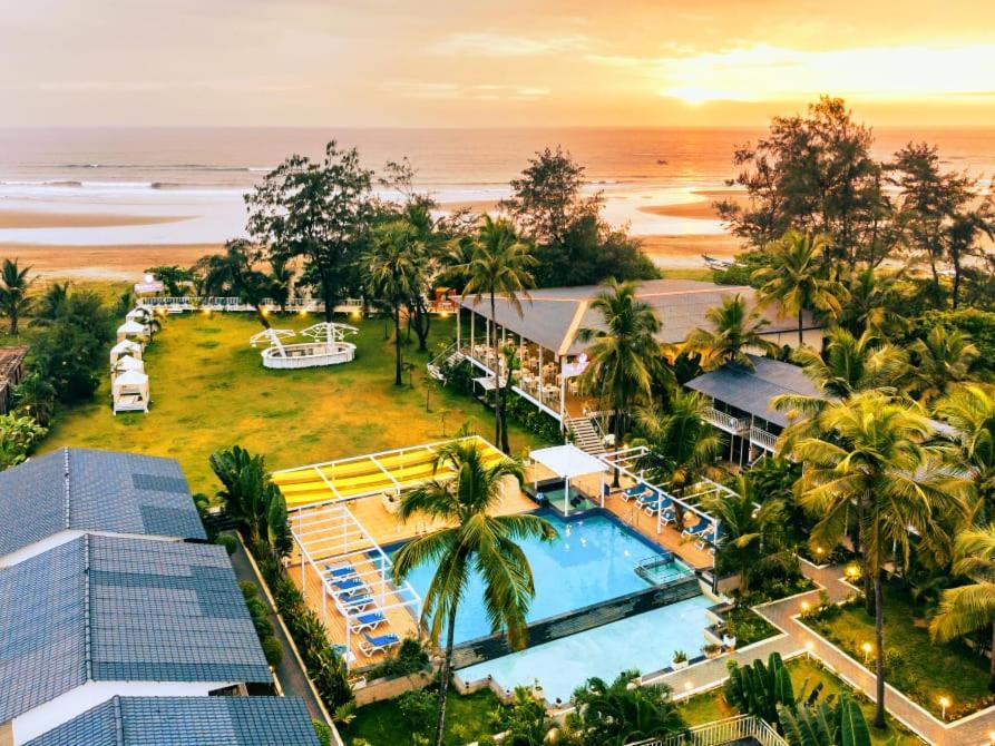 Foxoso La Beach Resort & Spa Goa Velha Exterior foto